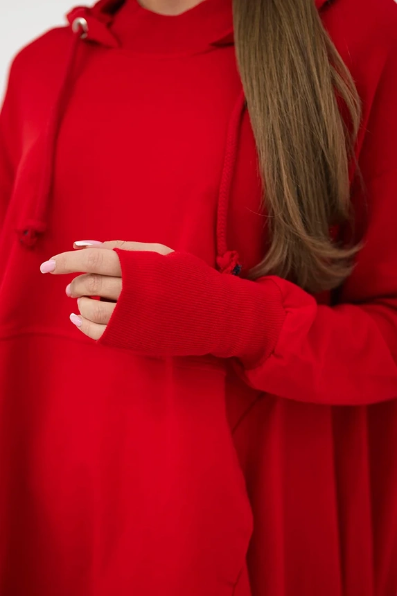 Raudonos spalvos palaidinė su platėjančia apačia