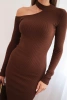 Damenkleid aus Strick mit langen Ärmeln und asymmetrischem Ausschnitt braun