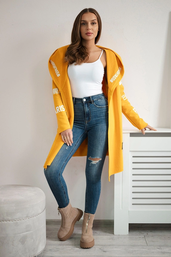 Senfgelber Umhang mit Buchstaben