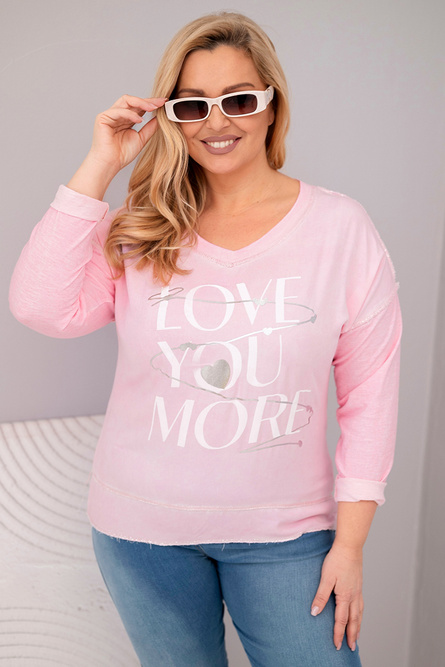 Bluzka damska Plus Size przecierana z napisem Love You More jasno różowa