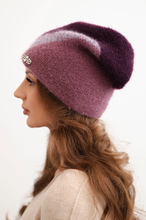 Women's ribbed cap made of modal and viscose with a decorative button ecru