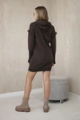 Kleid mit Zierrüschen und Kapuze in braun