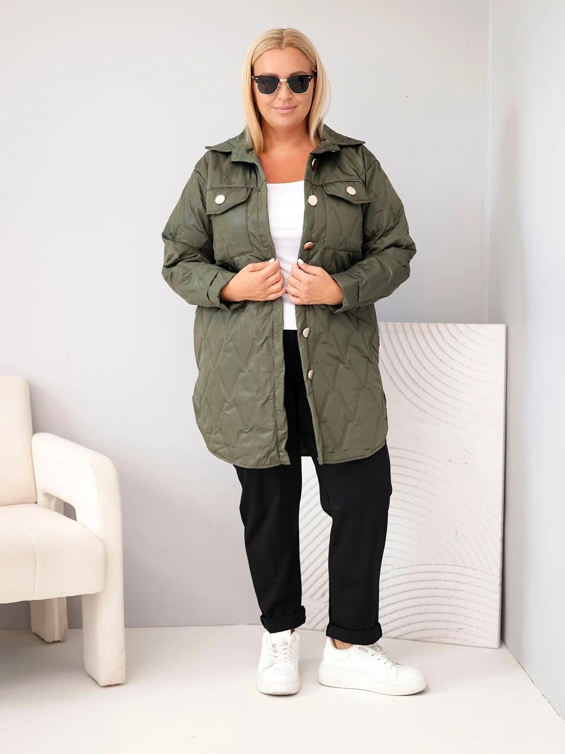 Kurtka damska Plus Size pikowana z kołnierzem i kieszeniami khaki