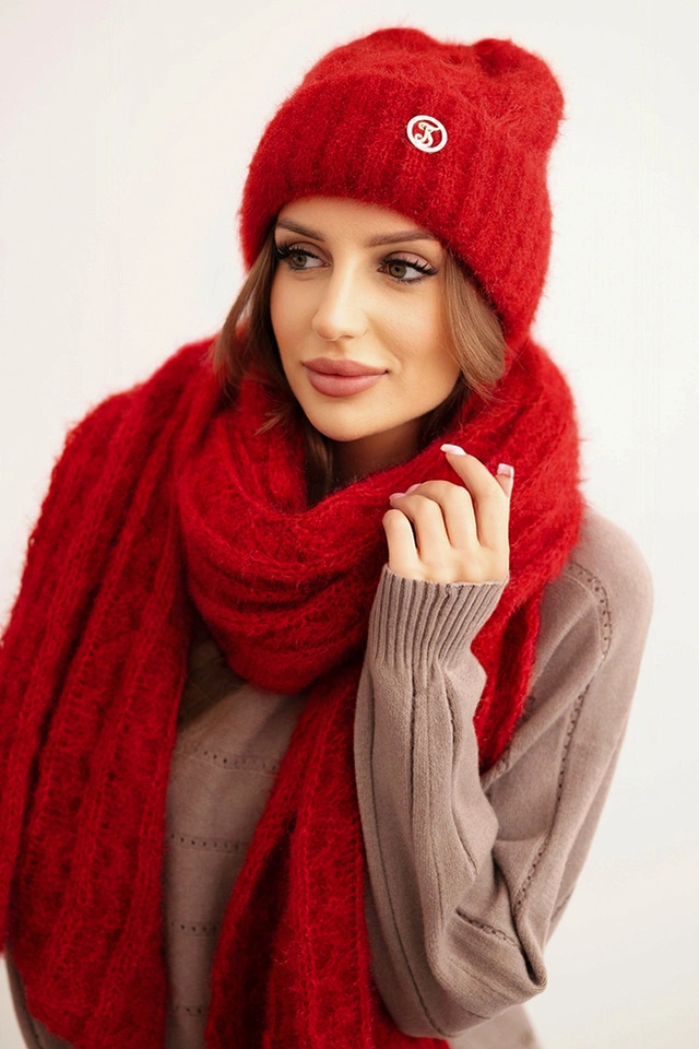 Moteriškas komplektas su skrybėle ir šalikėliu su raštu dekoracija raudonas