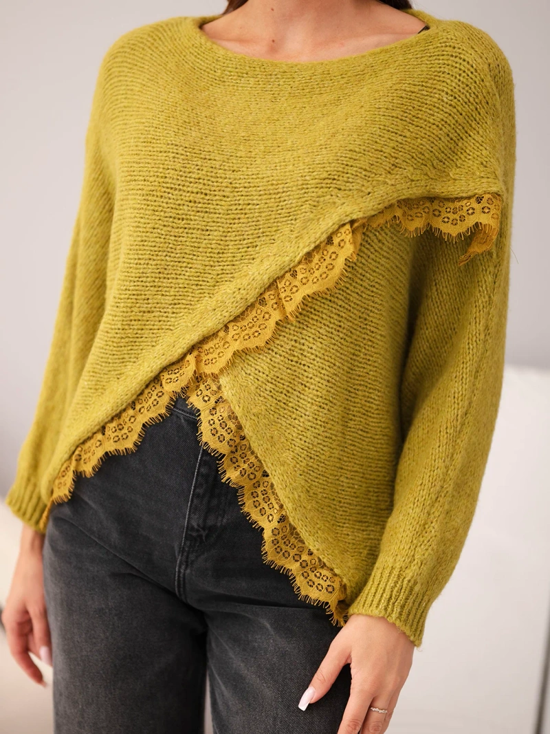 Sweter damski asymetryczny z koronkową wstawką oliwkowy