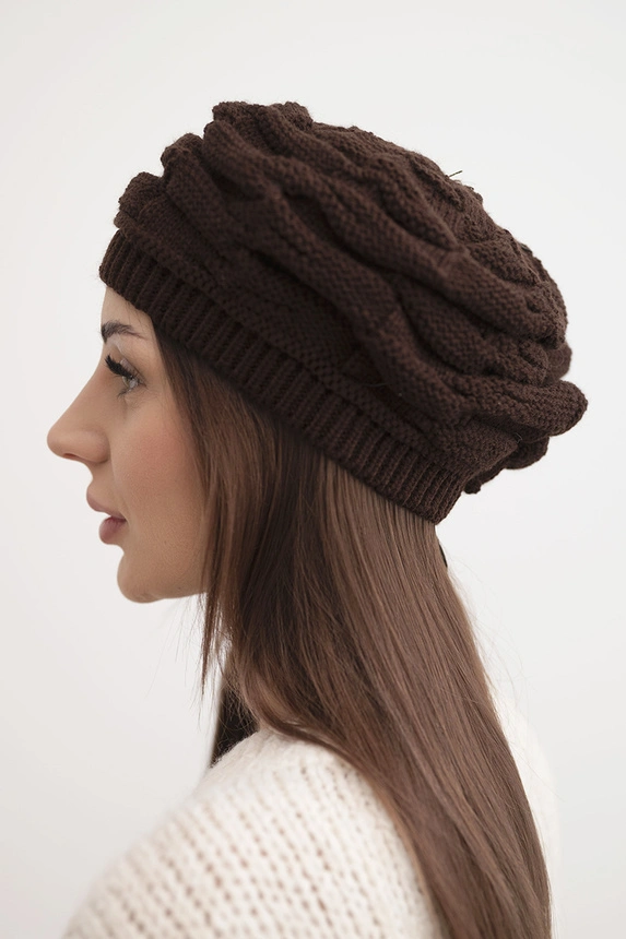 Damenwintermütze aus Wolle mit dekorativem Strickmuster und Strass K397 braun