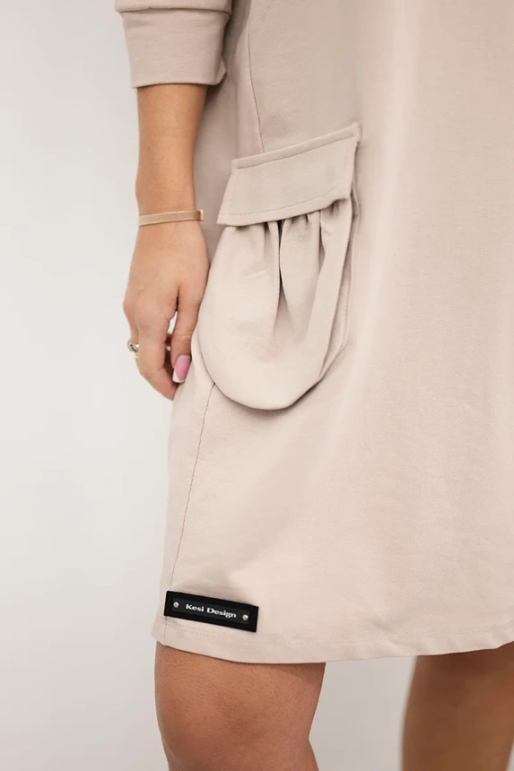 Beigefarbenes Kleid mit Kapuze