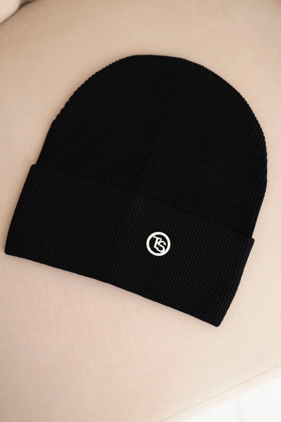 Women's ribbed cap made of modal and viscose with a decorative button black