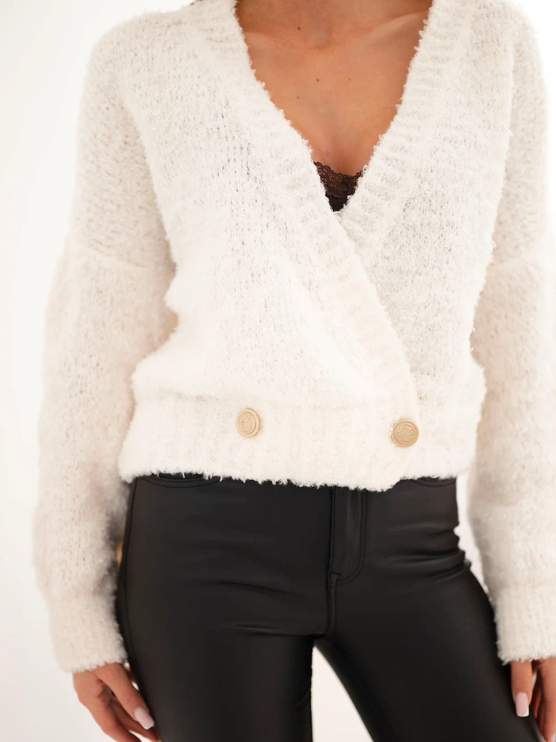 Damenpullover mit Mohair Wickel mit dekorativen Knöpfen ecru