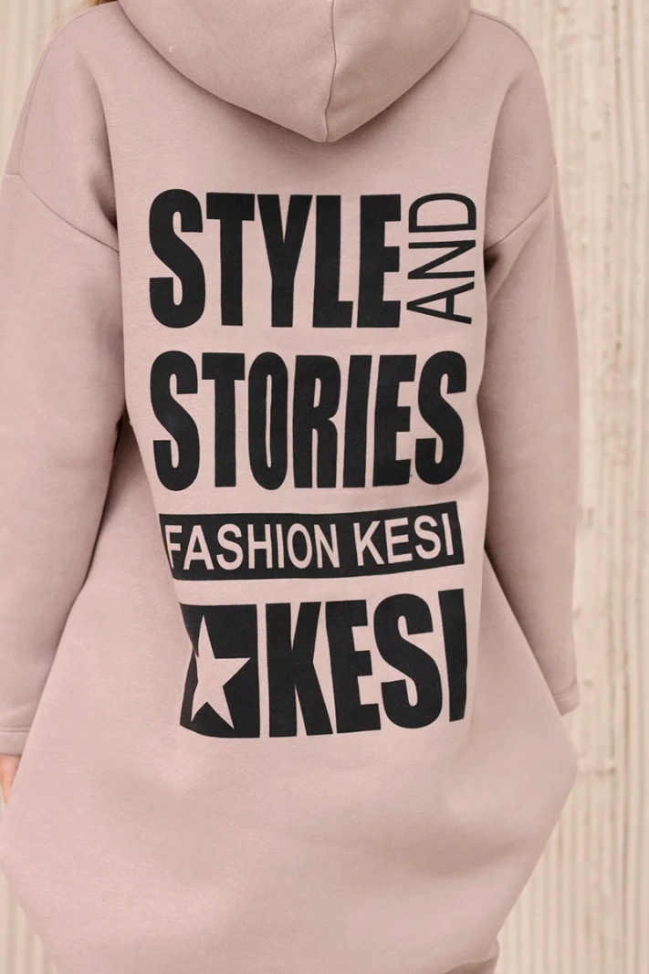 Isoliertes Sweatshirt mit langem Rücken und Kapuze dunkelbeige
