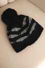 Damenwintermütze gestrickt mit Pompon und Zopfstruktur K466 schwarz