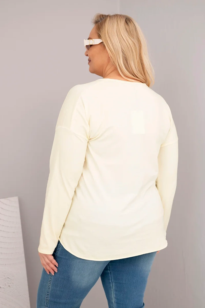 Dámska blúzka Plus Size s výstrihom do V a dlhším chrbtom žltá