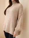 Sweter damski oversize z dodatkiem wełny z golfem i szerokimi rękawami ciemny beżowy