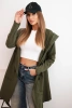 Locker sitzende khakifarbene Jacke mit Kapuze