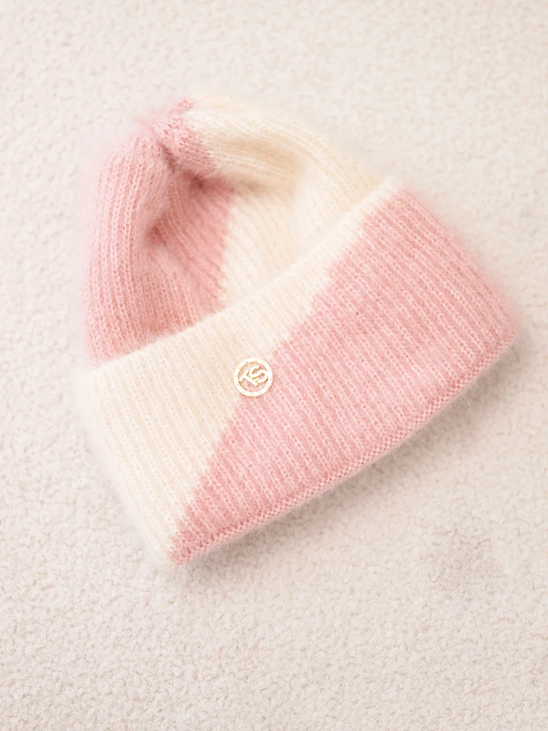 A hat women's classic with decorative emblem powder+ecru