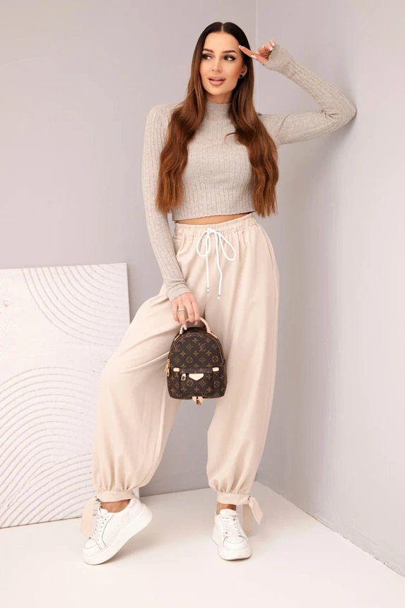 Damenhose mit weitem Bein und Bindung am Saum beige