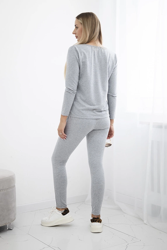 Set with a neckline with press studs gray