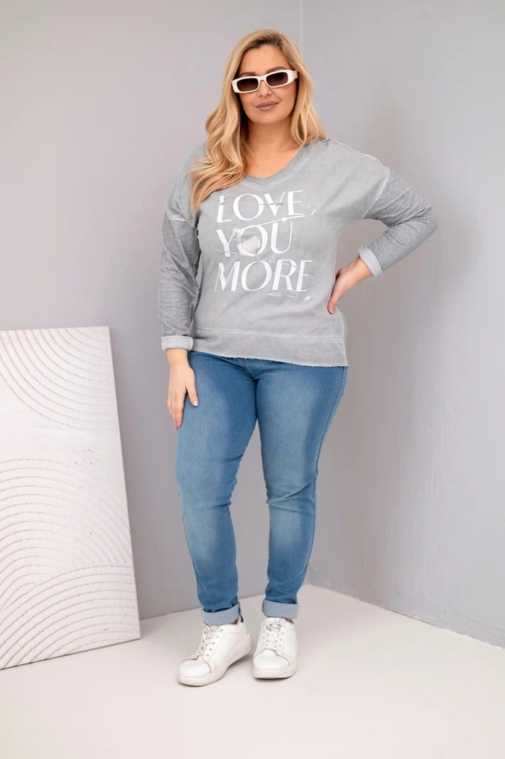 Damenbluse Plus Size mit dem Aufdruck Love You More grau