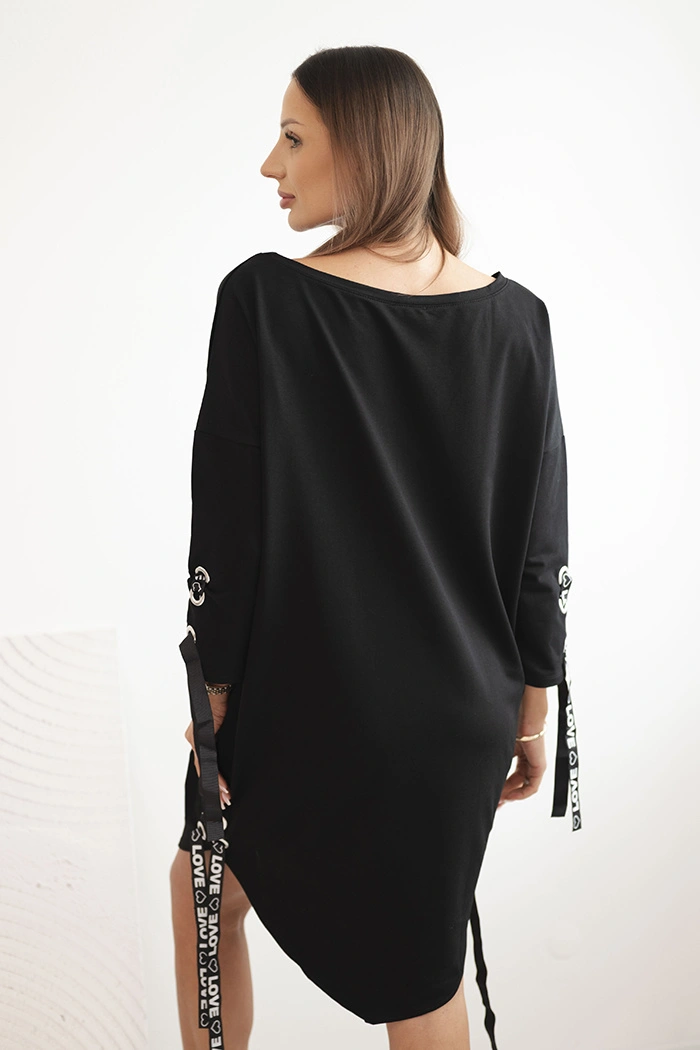 Damenkleid asymmetrisch mit dekorativen Bändern und 3/4-Ärmeln, kolor