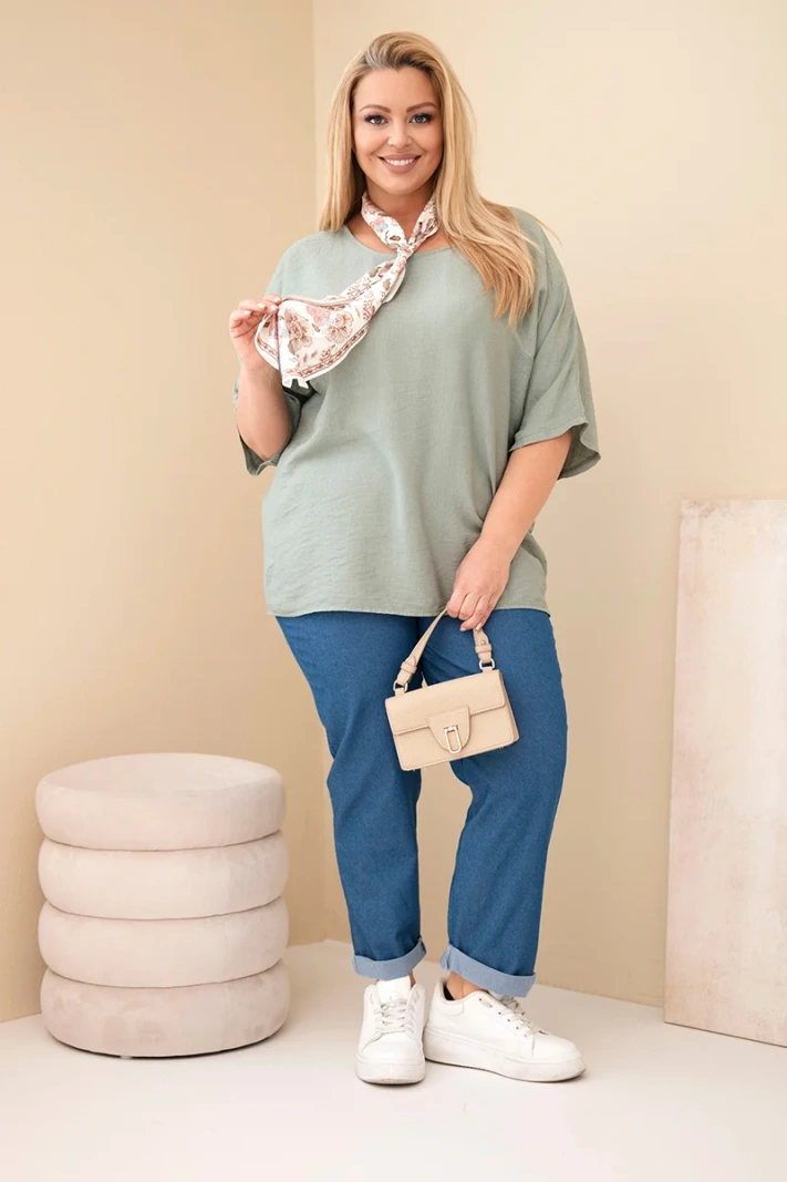 Damen-Viskosebluse in Plus-Size mit kurzem Ärmel und dekorativem Halstuch khaki