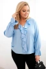 Moteriška vizkozė Plus Size bluzonė su volanais ir dekoratyvine broša mėlyna