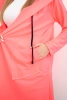 Locker sitzende Kapuzenjacke pink neon