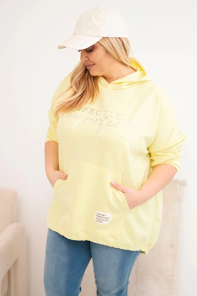 Bluza damska Plus Size masełko z kapturem i nadrukiem żółta