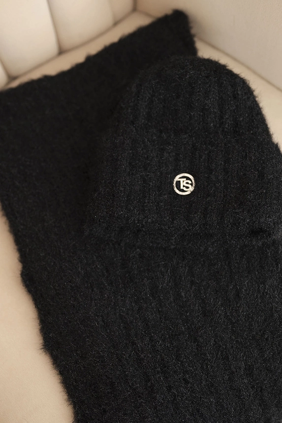 Women's set hat and long scarf made of soft yarn black