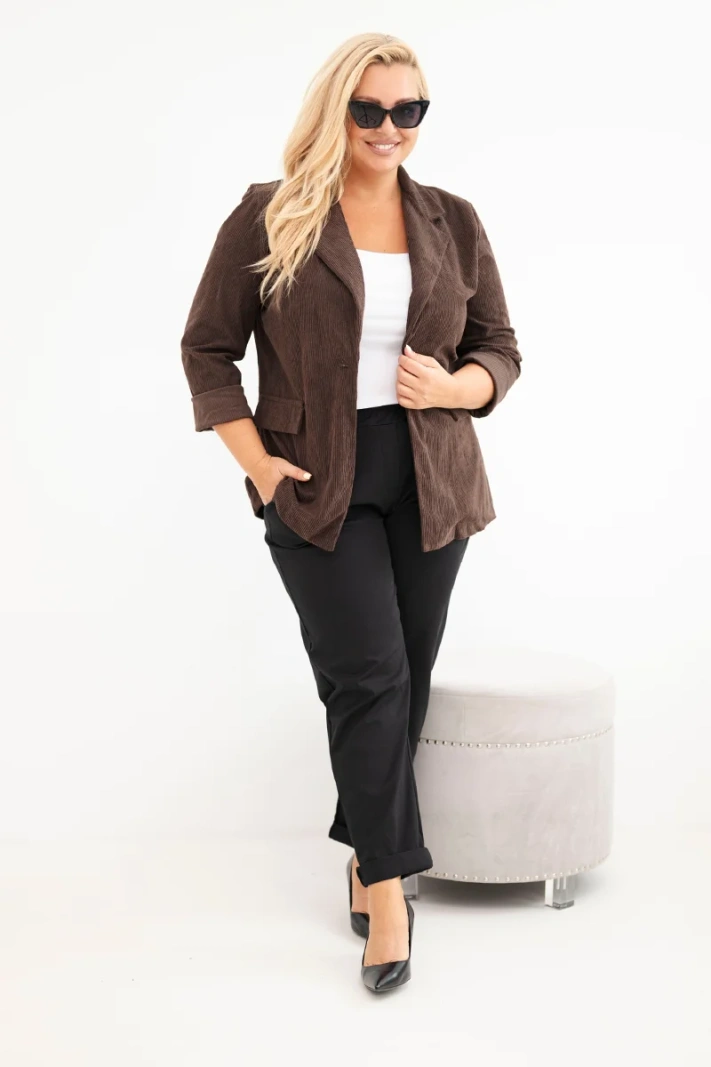 Dámske sako Plus Size zo štruktúry s golierom a vreckami hnedá
