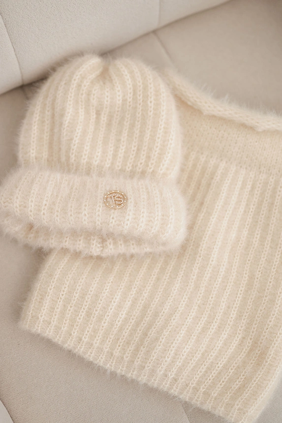 Damen Set Mütze und Schal winterlich flauschig mit dekorativem Emblem ecru