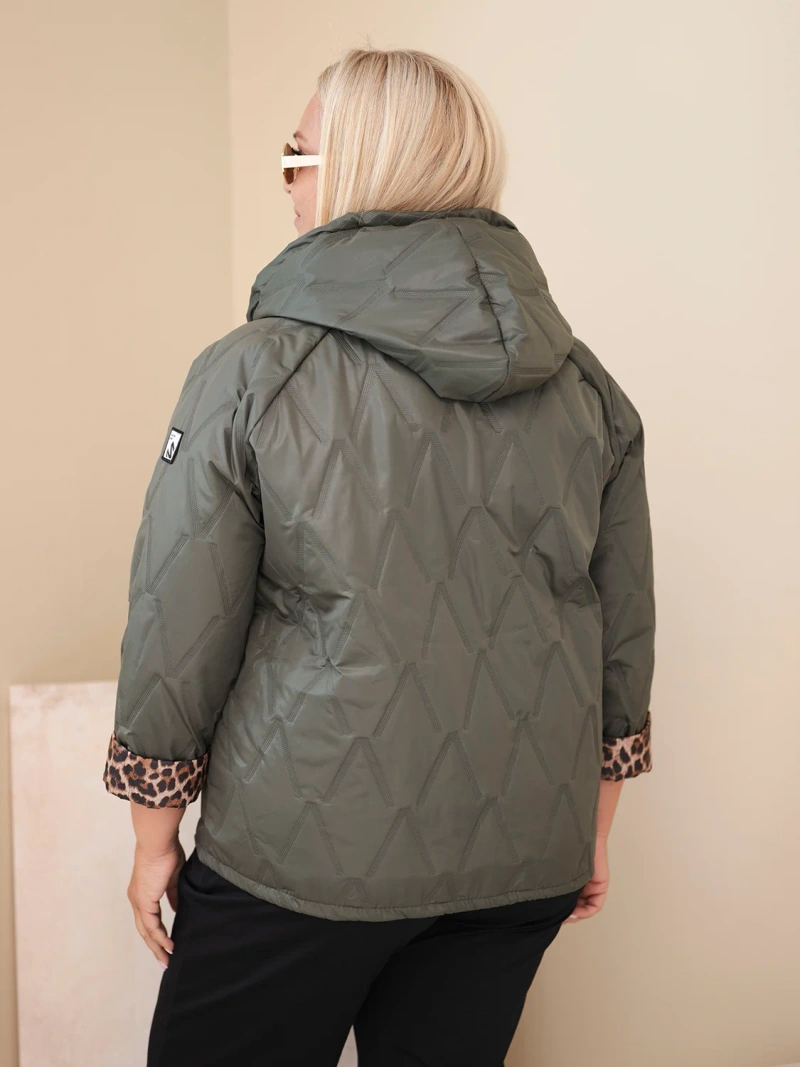 Kurtka damska Plus Size z kapturem i panterkowym wykończeniem khaki