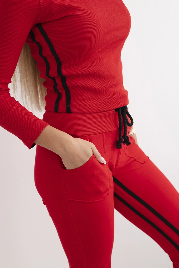 Set with a double stripe red