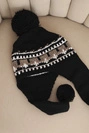 Dámska zimná čiapka z vlny s ušnými chráničmi a pom-pommi K436 čierna + mocca