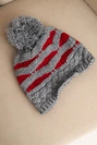 Damen Wintermütze gestrickt mit Pompom und Zopfmuster K466 grau