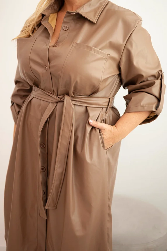 Moteriška suknelė iš eko odos Plus Size su diržu ir apykakle fango