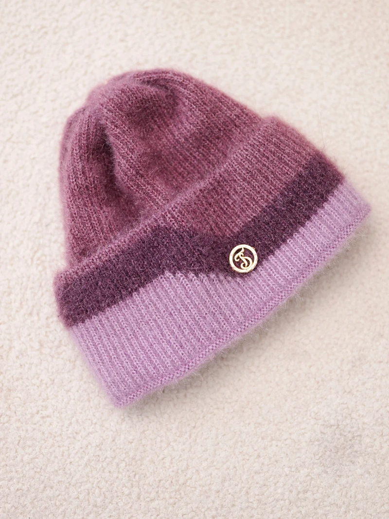 Czapka damska beanie prążkowana z ozdobą ciemnoróżowa+fioletowa