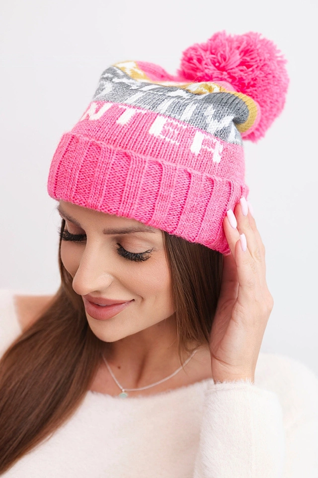 Czapka damska zimowa z wełną i napisem z dużym pomponem K422 jasno różowa