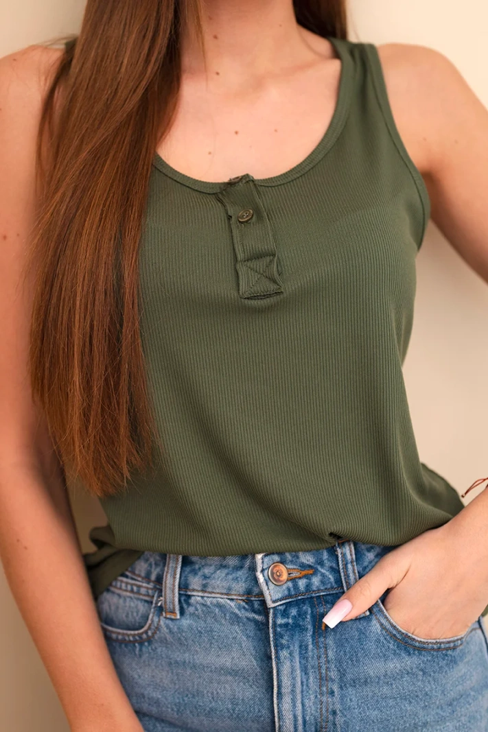 Dámska rebrovaná blúzka na ramienkach s gombíkom khaki