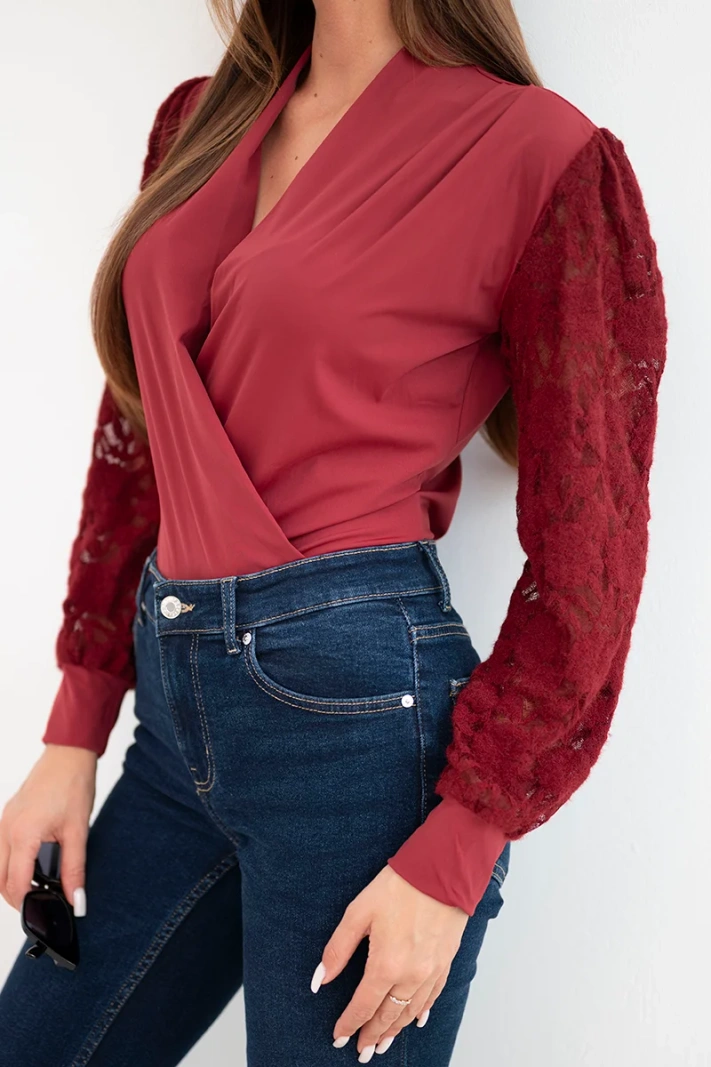 Damenbody Wickelshirt mit Spitzenärmeln bordowa