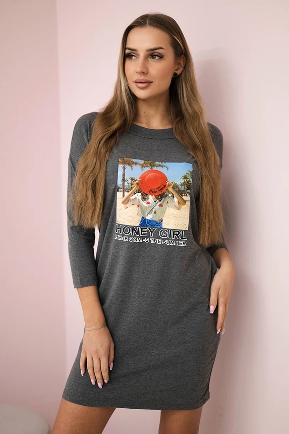 Šaty s potiskem Honey girl v grafitové barvě