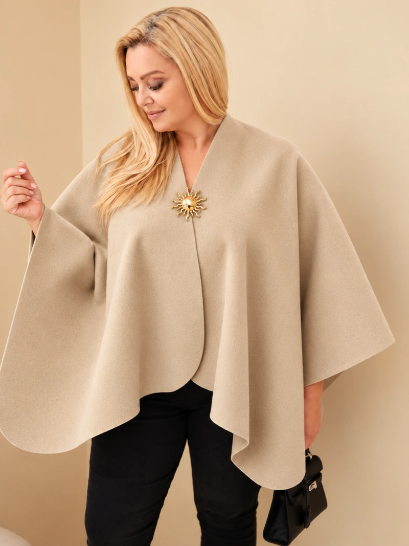 Dámské pončo Plus Size s broží světlá camelová