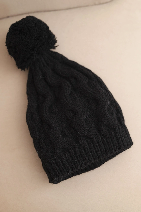 Women's winter wool hat with thick cable knit pattern K458 black