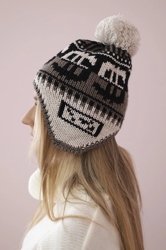 Rosa Damenmütze mit Bommel K368 schwarz+mocca+beige