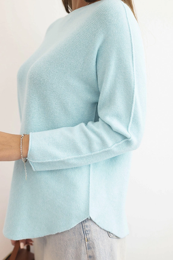Women's sweater made of viscose with long sleeves and a round neckline mint