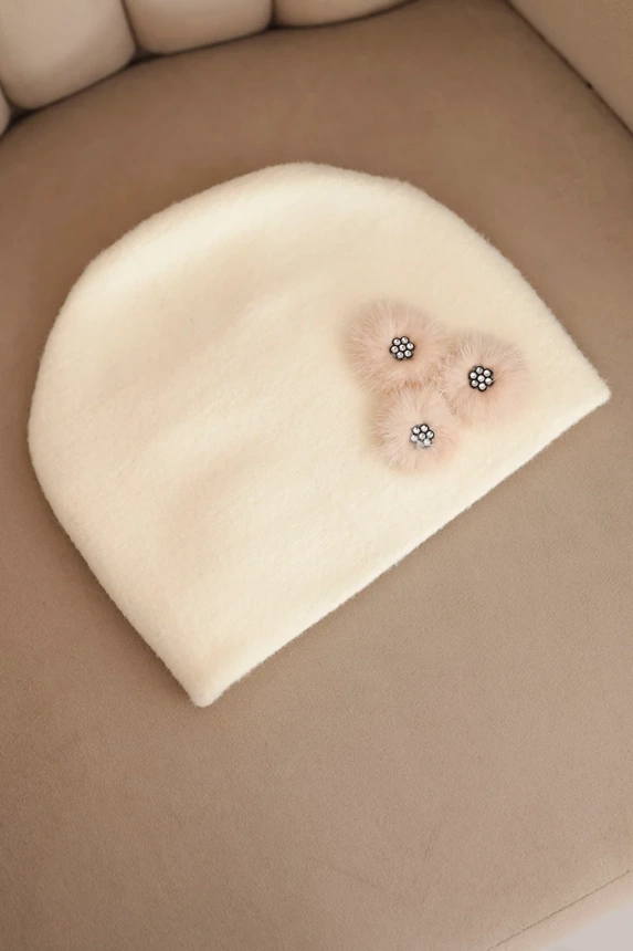 Women's cap with decorative fur flowers elegant ecru