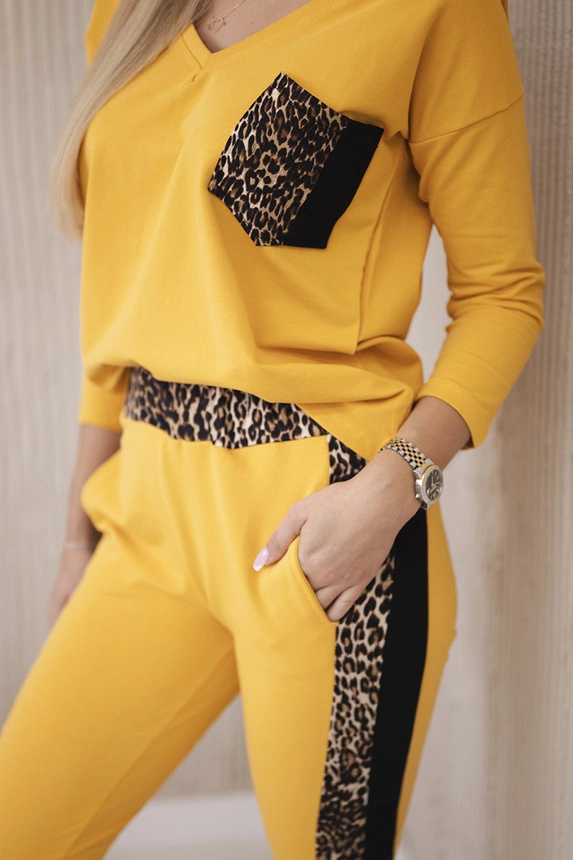 Set with panther motif mustard