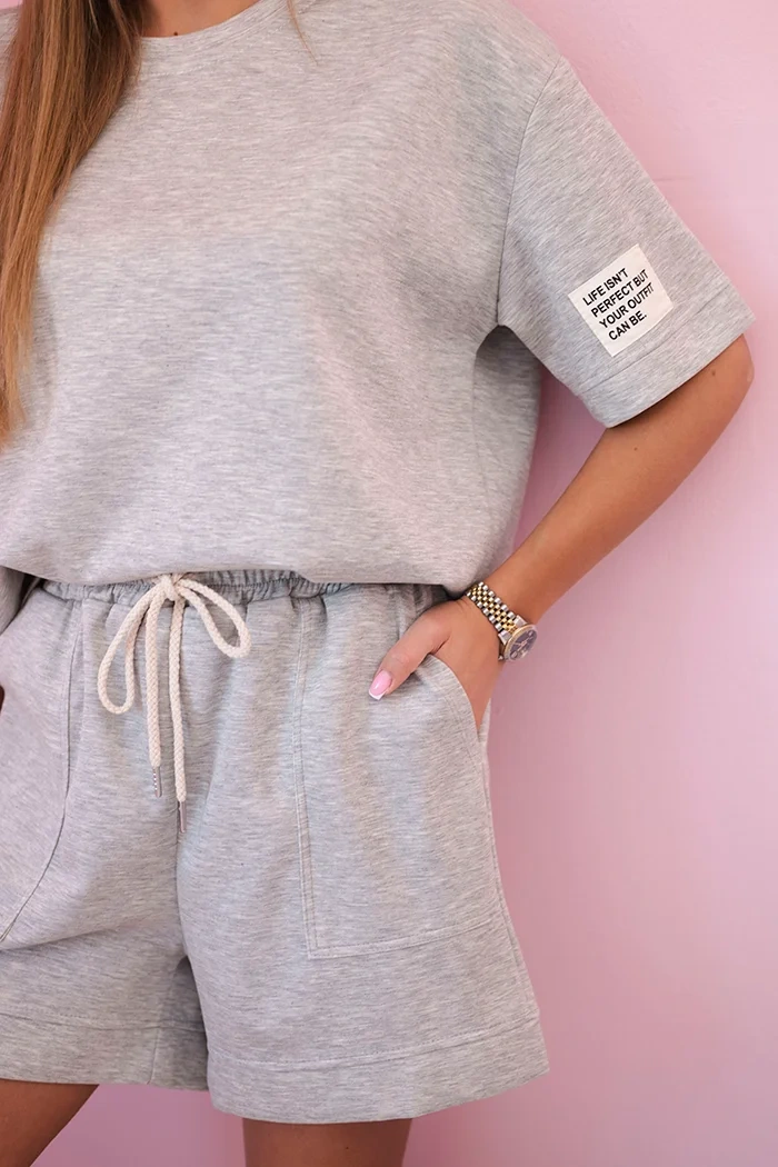 Butterfarbenes Damen-Set mit hoch taillierten Shorts grau