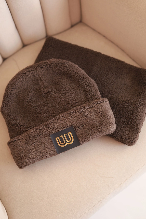 Damen Komplettset aus Fleece mit Mütze und Schal mit dekorativem Aufnäher braun