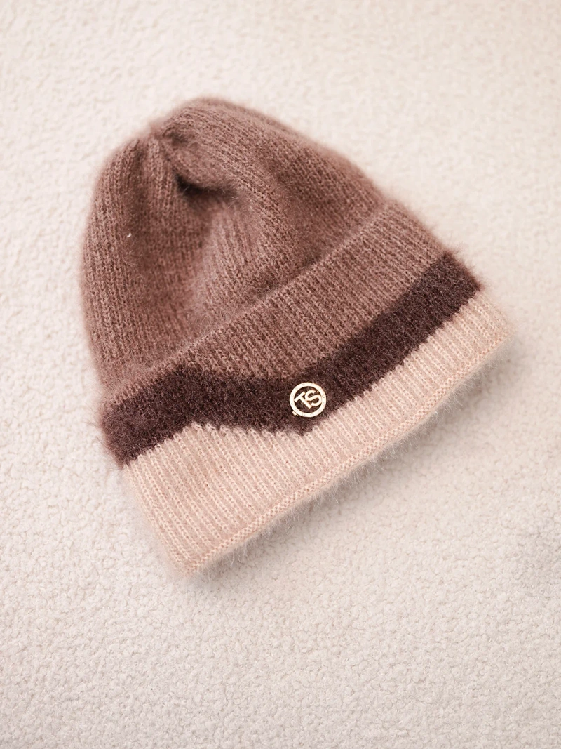 Czapka damska beanie prążkowana z ozdobą fango+beżowa