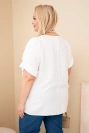 Dámska viskózová blúzka Plus Size s krátkym rukávom a ozdobnou šatkou biela